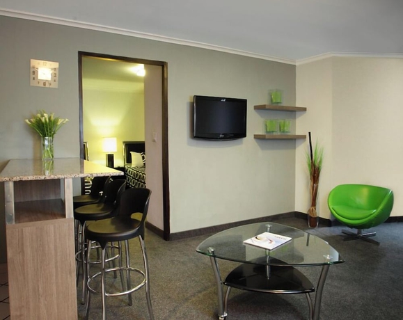 Imagen de la habitación del Hotel Suites Ambassador. Foto 4