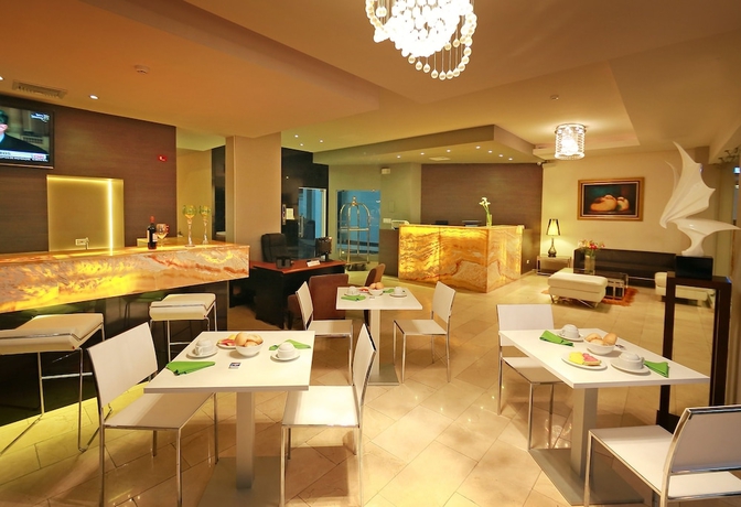 Imagen de los interiores del Hotel Suites Ambassador. Foto 11