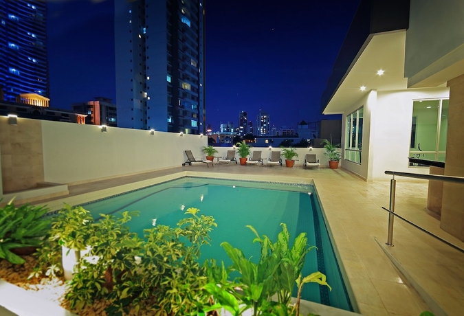 Imagen de la piscina del Hotel Suites Ambassador. Foto 14