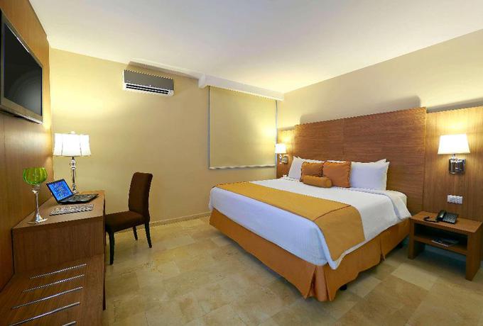 Imagen de la habitación del Hotel Suites Ambassador. Foto 2