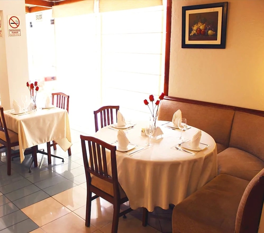 Imagen del bar/restaurante del Hotel Suites Antique Apart. Foto 2