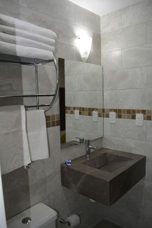 Imagen de la habitación del Hotel Suites Bajio. Foto 8