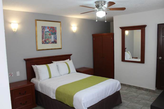 Imagen de la habitación del Hotel Suites Bajio. Foto 10