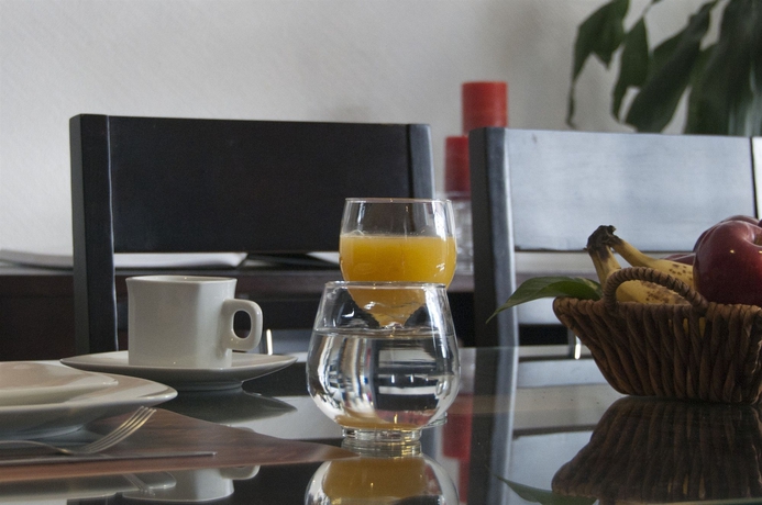 Imagen de la habitación del Hotel Suites Berna Doce. Foto 8