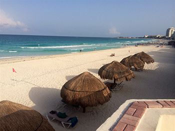 Imagen de los exteriores del Hotel Suites Brisas. Foto 8