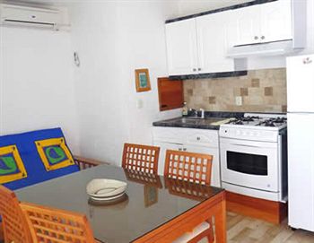 Imagen de la habitación del Hotel Suites Brisas. Foto 7