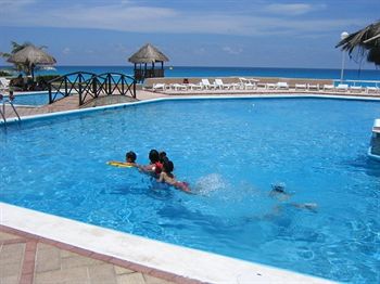Imagen de la piscina del Hotel Suites Brisas. Foto 9