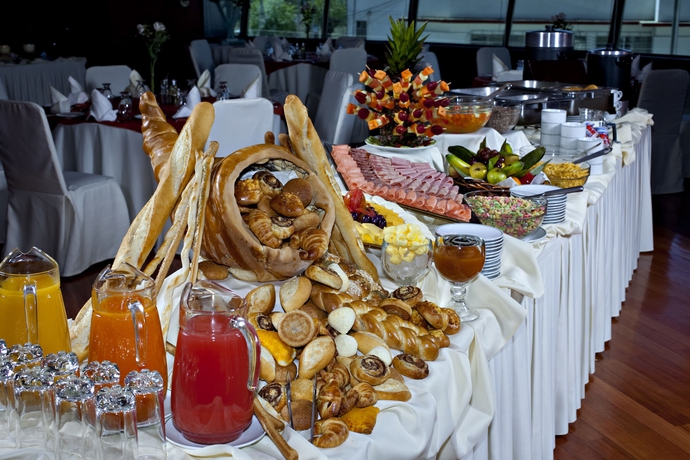 Imagen del bar/restaurante del Hotel Suites Camino Real. Foto 2