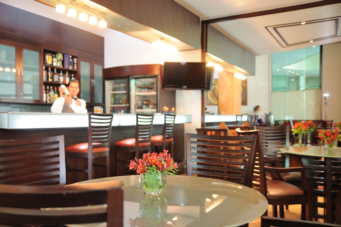 Imagen del bar/restaurante del Hotel Suites Camino Real. Foto 3