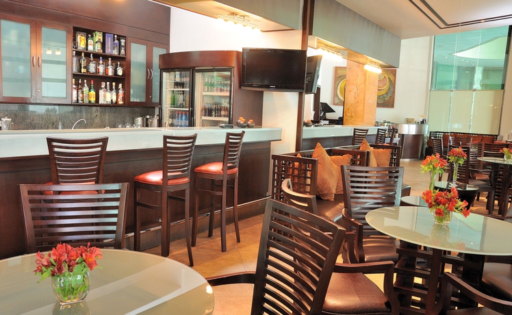 Imagen del bar/restaurante del Hotel Suites Camino Real. Foto 4