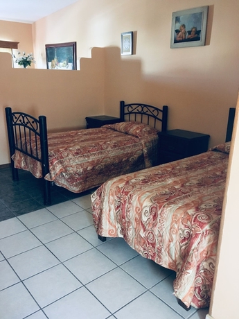 Imagen de la habitación del Hotel Suites Cervantes. Foto 2