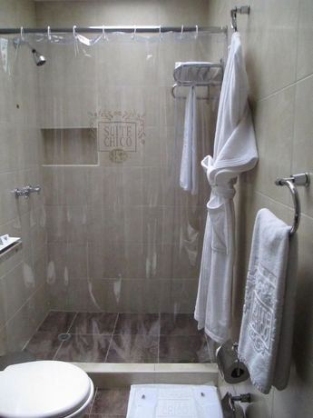 Imagen de la habitación del Hotel Suites Chico. Foto 10
