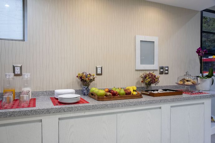 Imagen del bar/restaurante del Hotel Suites Coben Apartamentos Amueblados. Foto 2