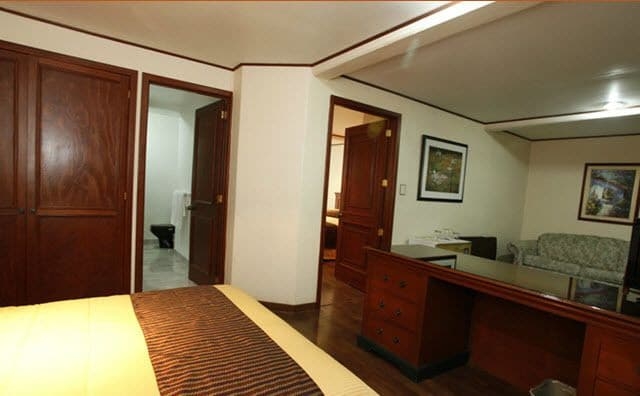 Imagen de la habitación del Hotel Suites Colibrí. Foto 13