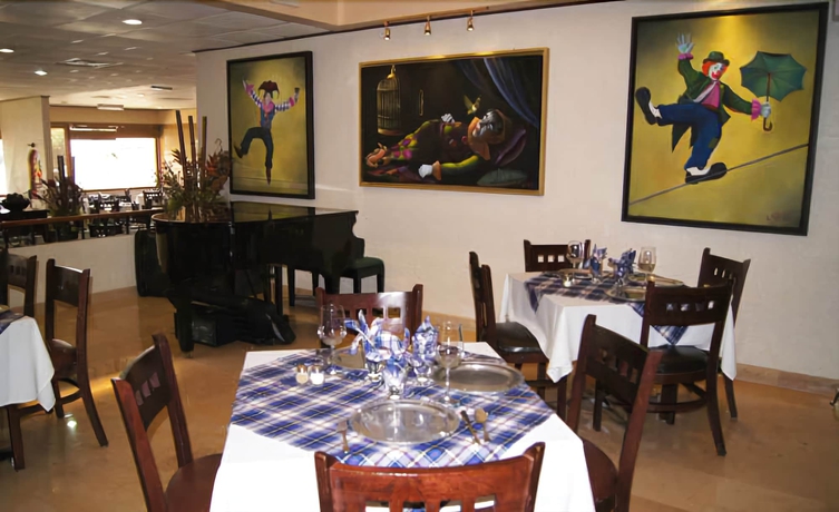 Imagen del bar/restaurante del Hotel Suites Colibrí. Foto 2