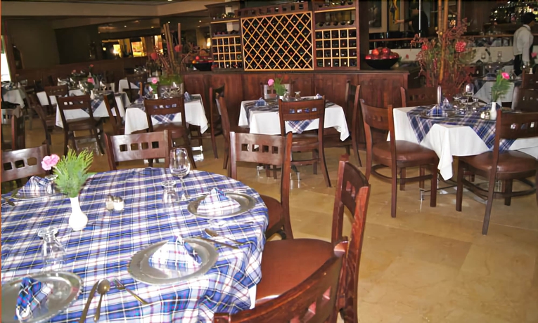 Imagen del bar/restaurante del Hotel Suites Colibrí. Foto 4