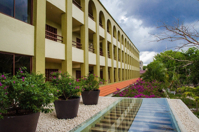 Imagen de los exteriores del Hotel Suites Colonial. Foto 9