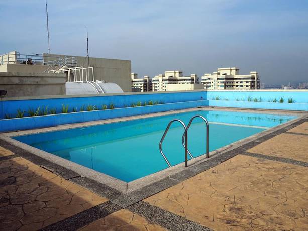 Imagen de la piscina del Hotel Suites De Marina Manila. Foto 19