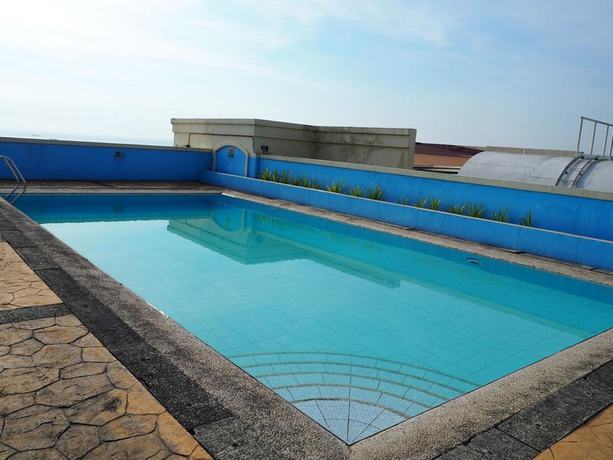 Imagen de la piscina del Hotel Suites De Marina Manila. Foto 20