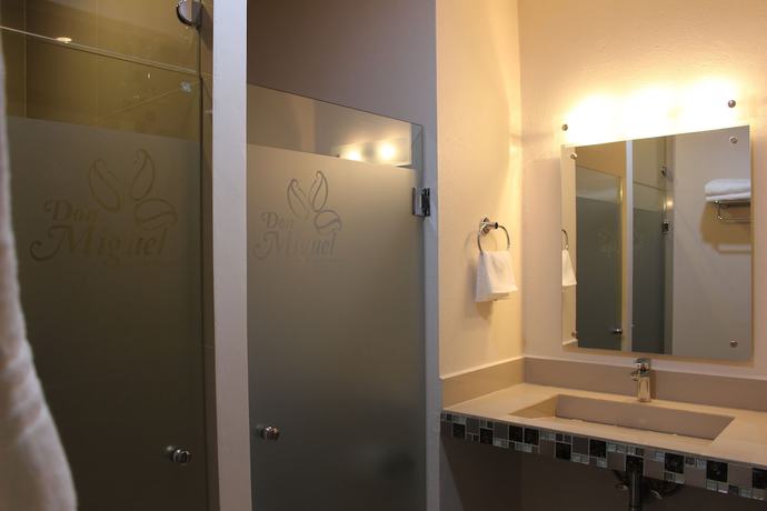 Imagen de la habitación del Hotel Suites Don Miguel. Foto 8