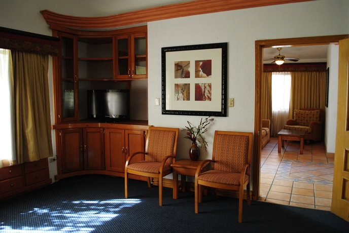 Imagen de los interiores del Hotel Suites El Paseo. Foto 15