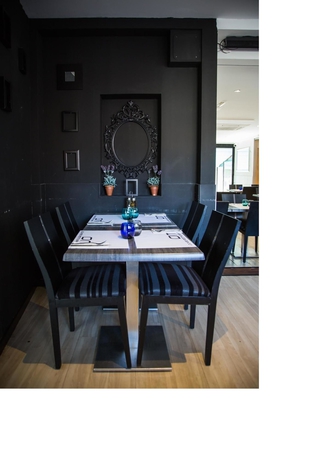 Imagen del bar/restaurante del Hotel Suites Feria Madrid. Foto 2