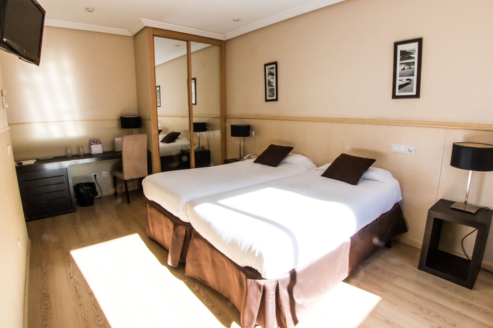 Imagen de la habitación del Hotel Suites Feria Madrid. Foto 7