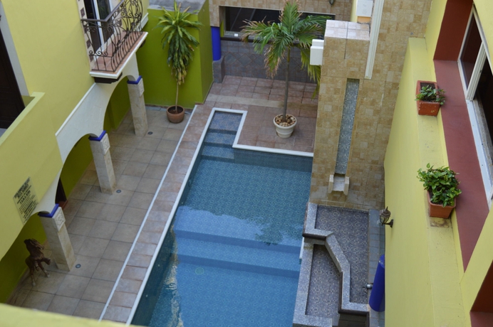 Imagen de la piscina del Hotel Suites Flamboyanes. Foto 13