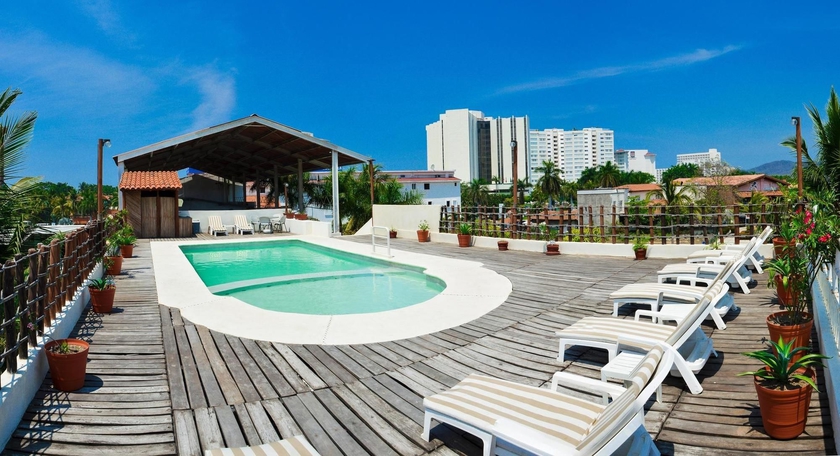Imagen de la piscina del Hotel Suites Ixtapa Plaza. Foto 5