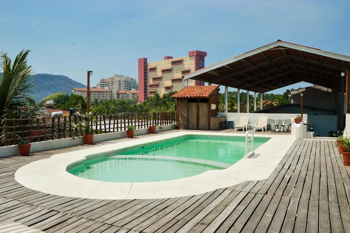Imagen de la piscina del Hotel Suites Ixtapa Plaza. Foto 6