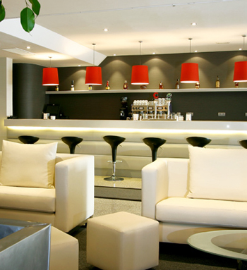 Imagen del bar/restaurante del Hotel Suites Kris Aeropuerto. Foto 3