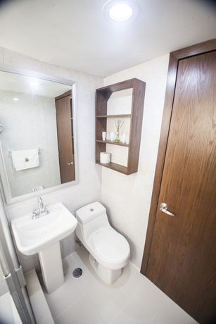 Imagen de la habitación del Hotel Suites La Fragua. Foto 16