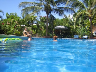 Imagen de la piscina del Hotel Suites La Hacienda. Foto 3