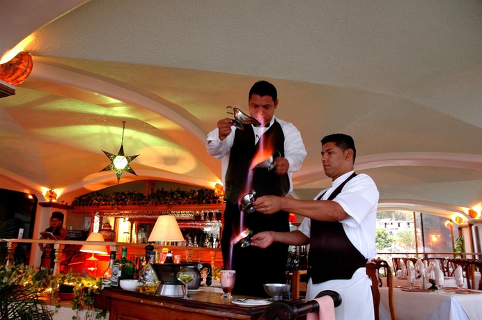 Imagen del bar/restaurante del Hotel Suites La Siesta. Foto 6