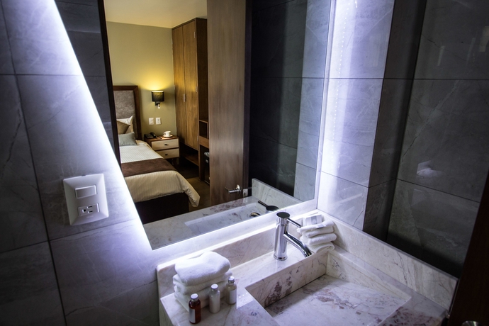 Imagen de la habitación del Hotel Suites Lerma. Foto 11