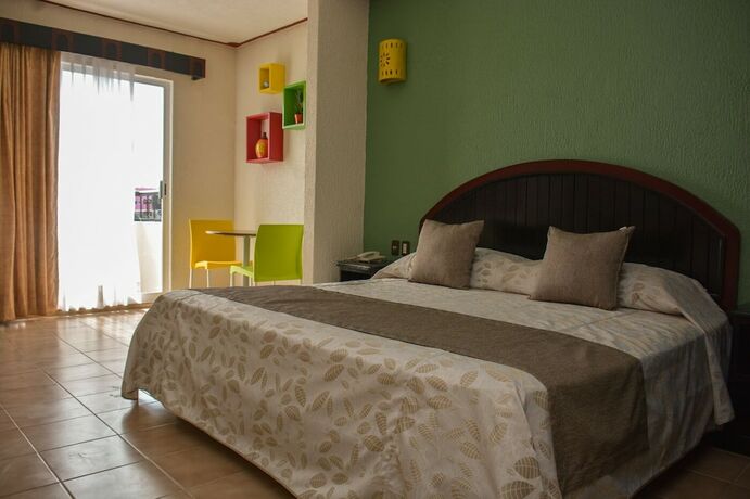 Imagen de la habitación del Hotel Suites Los Arcos. Foto 17