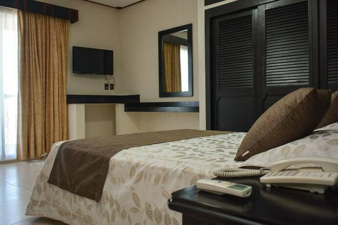Imagen de la habitación del Hotel Suites Los Arcos, Isla Mujeres. Foto 16