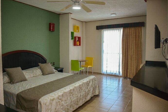 Imagen de la habitación del Hotel Suites Los Arcos, Isla Mujeres. Foto 19