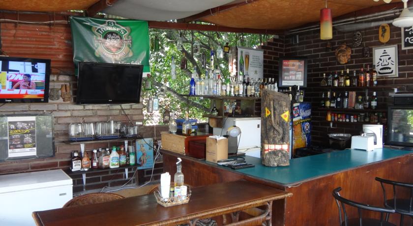 Imagen del bar/restaurante del Hotel Suites Los Jicaros. Foto 2