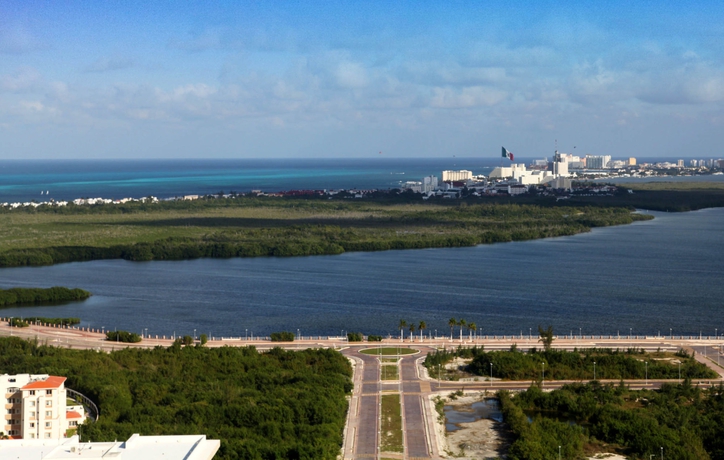 Imagen de los exteriores del Hotel Suites Malecon Cancun. Foto 5