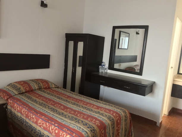 Imagen de la habitación del Hotel Suites Mediterraneo. Foto 4