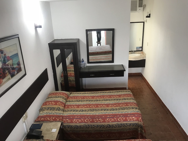 Imagen de la habitación del Hotel Suites Mediterraneo. Foto 5