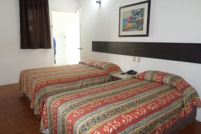 Imagen de la habitación del Hotel Suites Mediterraneo. Foto 7