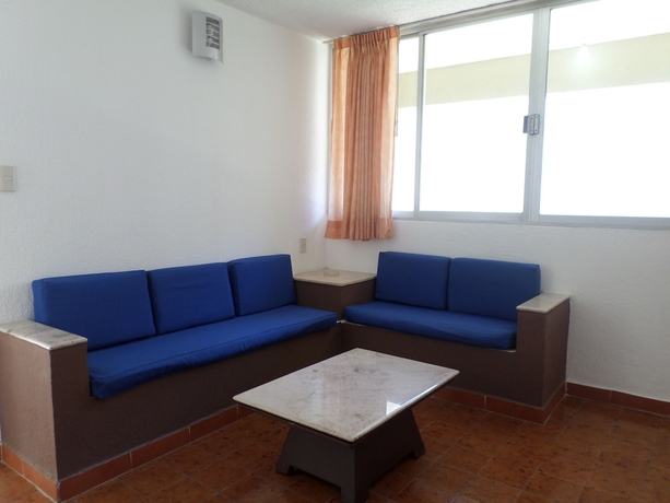 Imagen de la habitación del Hotel Suites Mediterraneo. Foto 16