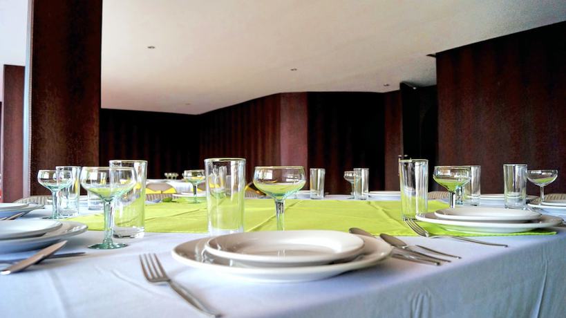 Imagen del bar/restaurante del Hotel Suites Meson del Cid. Foto 3