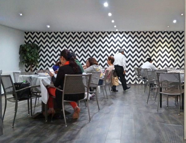 Imagen del bar/restaurante del Hotel Suites Meson del Cid. Foto 4