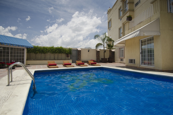 Imagen de la piscina del Hotel Suites Mexico Plaza Campestre. Foto 11