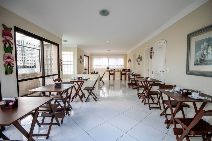 Imagen del bar/restaurante del Hotel Suites Natalia Enseada. Foto 5