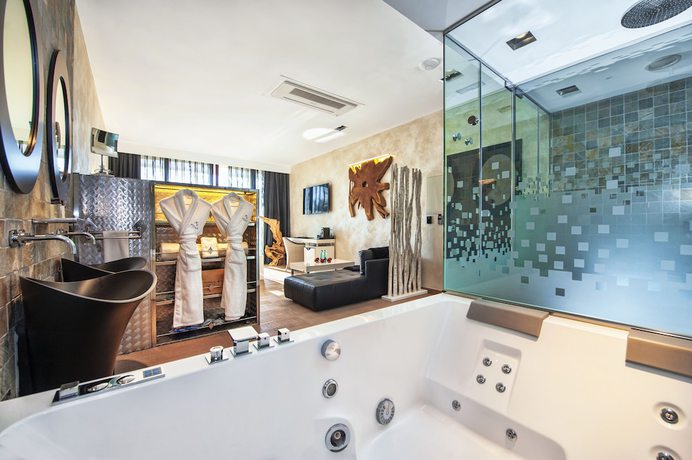 Imagen de la habitación del Hotel Suites Natura Mas Tapiolas. Foto 9