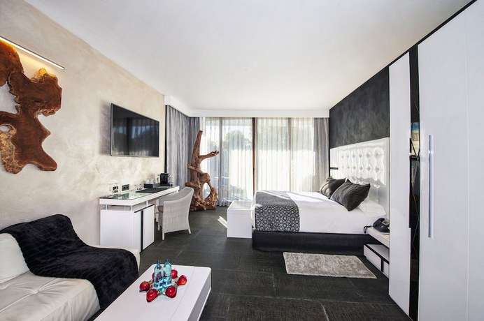 Imagen de la habitación del Hotel Suites Natura Mas Tapiolas. Foto 11